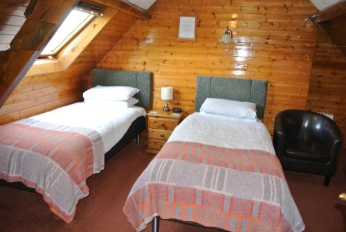2 twin beds