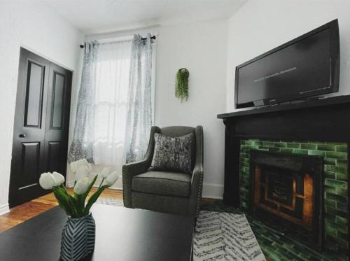 B&B Pittsburgh - Lovely 2BR w Office space - KING BED & ALEXA - Bed and Breakfast Pittsburgh