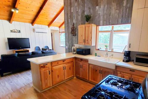 Kitchen, Redwood Retreat, Mountains, Adventure and Nature in Porterville (CA)