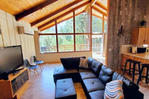 共用Lounge/電視區, Redwood Retreat, Mountains, Adventure and Nature in 波特維爾