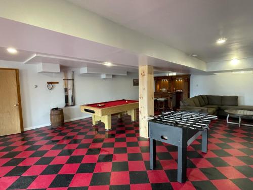 Hill View Motel and Cottages - image 7