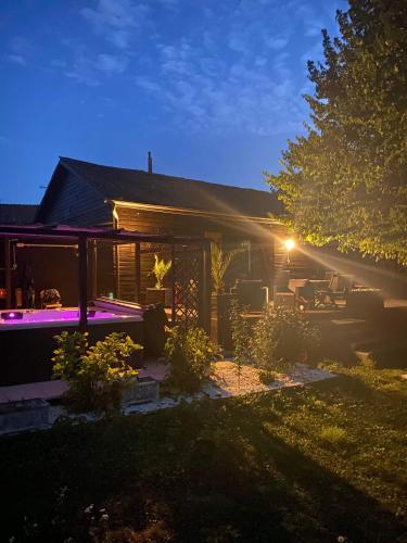 A szálláshely kívülről, Cottage relooké bien équipé avec jacuzzi (Cottage relooke bien equipe avec jacuzzi) in Le Thour