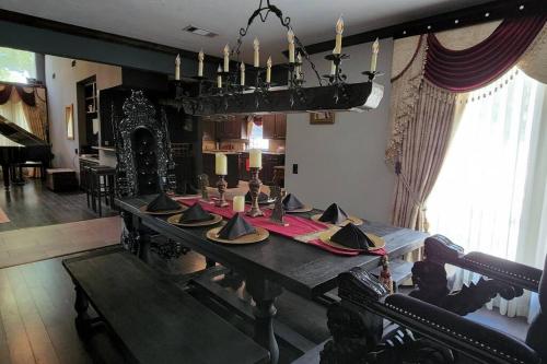 Facilities, Modern Castle in Houston (TX)