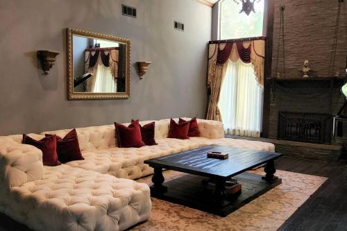 Facilities, Modern Castle in Houston (TX)