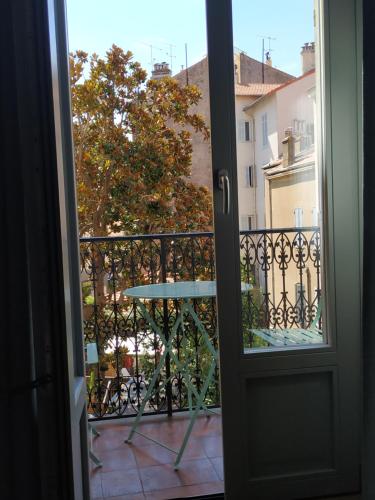 STUDIO CANNES A 5 MN A PIED DE LA GARE TOUT CONFORT AVEC BALCON