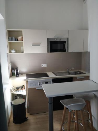 STUDIO CANNES A 5 MN A PIED DE LA GARE TOUT CONFORT AVEC BALCON - Tap to explore photos