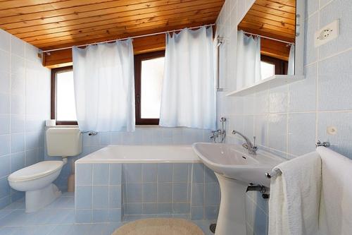Three-Bedroom Apartment with Terrace and Sea View image 10