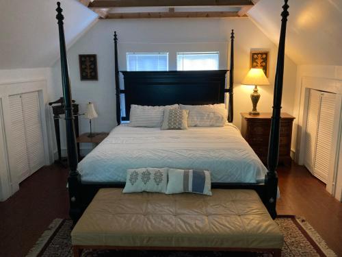 Country House on 1 Acre 4 Beds Great for Events or a quiet weekend! in Independence, USA