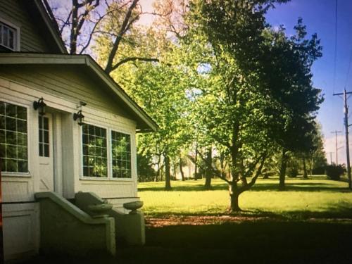 Country House on 1 Acre 4 Beds Great for Events or a quiet weekend! in Independence, USA