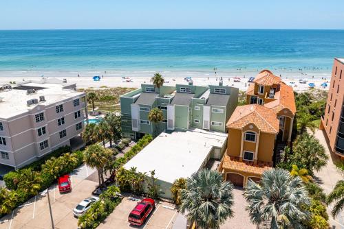 Lovely Indian Shores Condo with Beach Access! in Clearwater Beach, USA