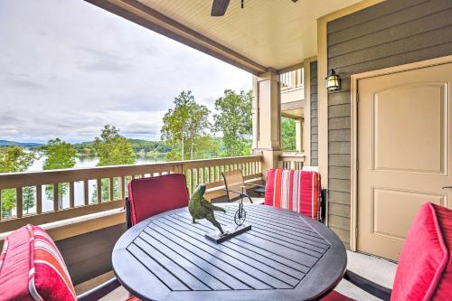 Lakefront Condo with Community Pool and Boat Dock in Talladega, Vereinigte Staaten von Amerika