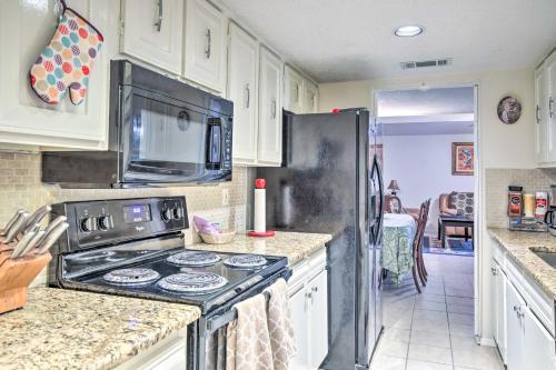 Family-Friendly Dallas Townhouse with Private Patio! in Dallas, USA