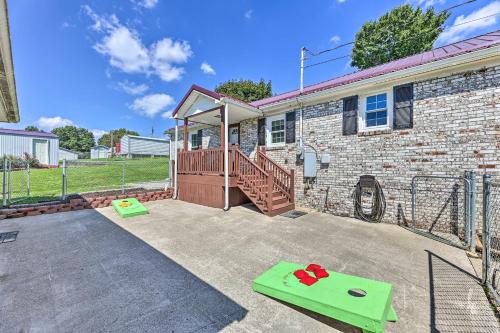 Family-Friendly Sanctuary BBQ, Patio and Yard in Oak Hill (WV)