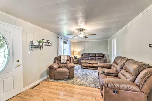 Family-Friendly Sanctuary: BBQ, Patio & Yard in Oak Hill (WV)