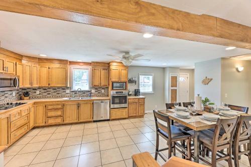 Family-Friendly Sanctuary: BBQ, Patio & Yard in Oak Hill (WV)