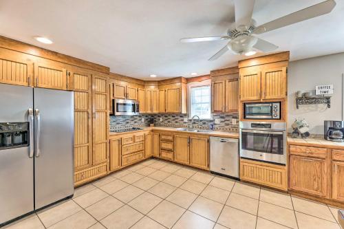 Family-Friendly Sanctuary: BBQ, Patio & Yard in Oak Hill (WV)