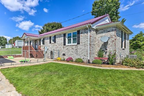 Family-Friendly Sanctuary: BBQ, Patio & Yard in Oak Hill (WV)
