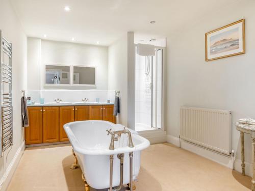 Hilltop House - image 14