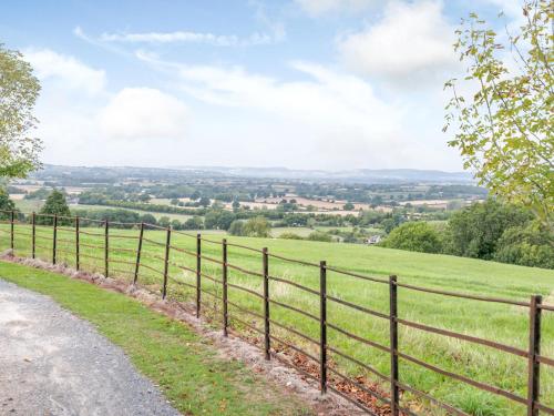 Hilltop House - image 8