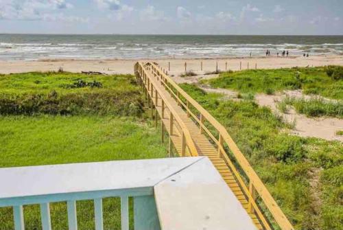 Beachfront Retreat FREE use of GOLF CART