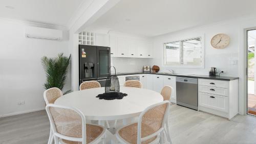 The Beach Shack on Wanda - Waterfront Coastal Chic in Port Stephens
