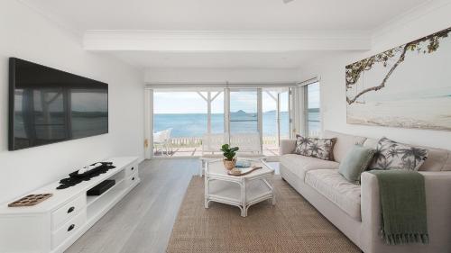 The Beach Shack on Wanda - Waterfront Coastal Chic in Port Stephens