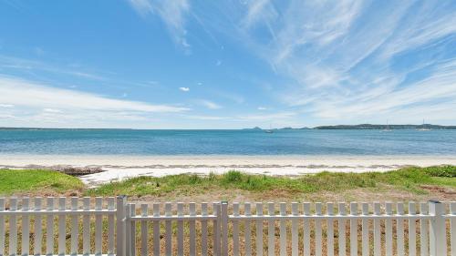 The Beach Shack on Wanda - Waterfront Coastal Chic in Port Stephens