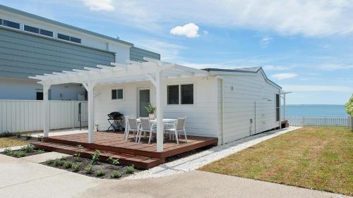 The Beach Shack on Wanda - Waterfront Coastal Chic in Port Stephens