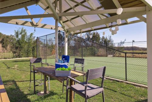 The Home Resort - Heated Pool and Tennis Court in Уан Маил Бийч