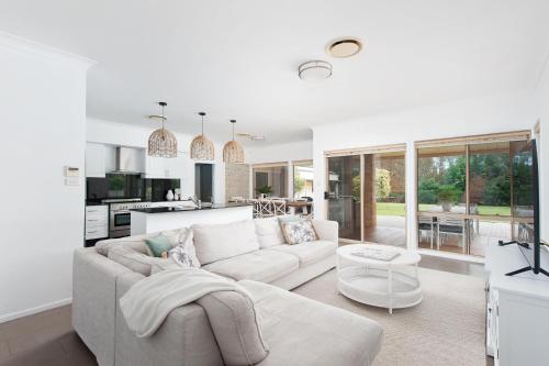 Coast and Country Estate - 15m Heated Pool and Minutes to Beach in Praia One Mile