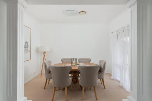 Coast and Country Estate - 15m Heated Pool and Minutes to Beach in Praia One Mile
