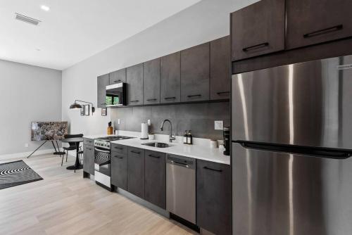 Pretty Rola 305 Superior Apartment w King Bed with Designer Furniture in Fort Lauderdale, USA