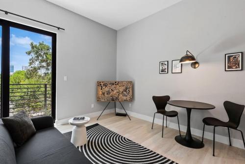 Pretty Rola 305 Superior Apartment w King Bed with Designer Furniture in Fort Lauderdale, USA