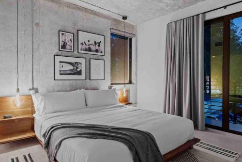Pretty Rola 305 Superior Apartment w King Bed with Designer Furniture in Fort Lauderdale, USA