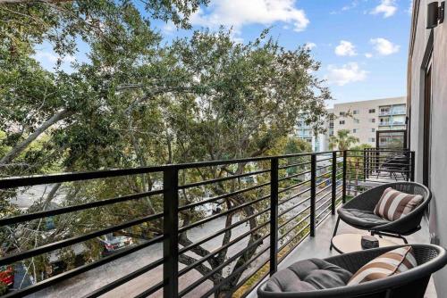 Pretty Rola 305 Superior Apartment w King Bed with Designer Furniture in Fort Lauderdale, USA