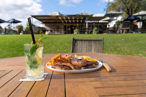 อาหารและเครื่องดื่ม, The Coramba Hotel in นัมบัคคา เฮดส์