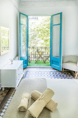 Deluxe Double Room with Balcony image 4