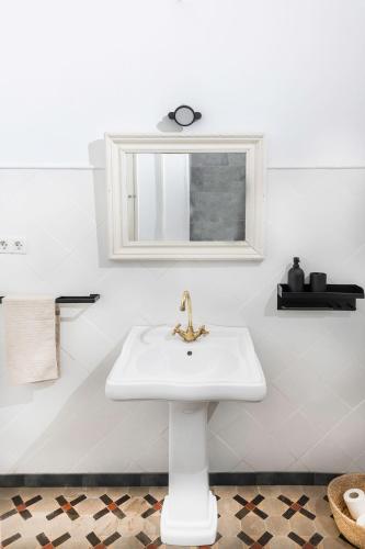 Deluxe Double Room with Balcony image 8