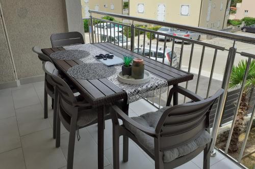 ระเบียง/ชานเรือน, Apartments with a parking space Malinska, Krk - 19268 in ราดิชิ