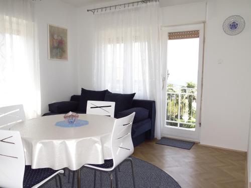 One-Bedroom Apartment with Balcony and Sea View image 4
