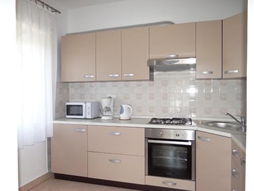 One-Bedroom Apartment with Balcony and Sea View image 6