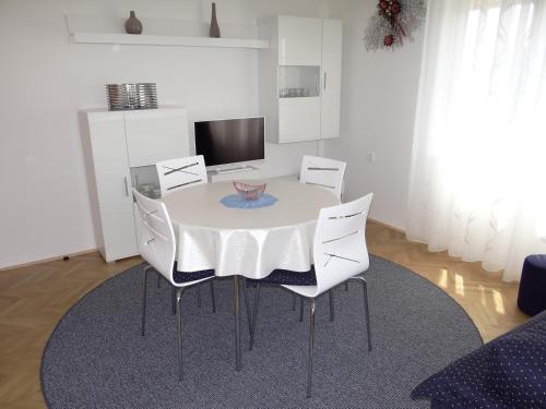 One-Bedroom Apartment with Balcony and Sea View image 3