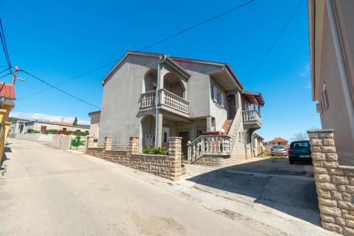 Apartments with a parking space Posedarje, Novigrad - 19357 - Location saisonnière - Posedarje