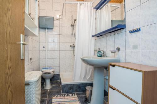Zero-Bedroom Studio with Balcony and Sea View image 6