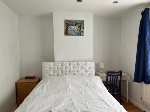 Large Double Bedroom with free on site parking in Kingston upon Thames