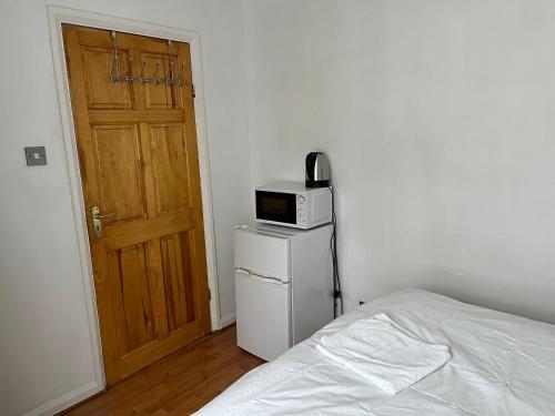 Large Double Bedroom with free on site parking in Kingston upon Thames