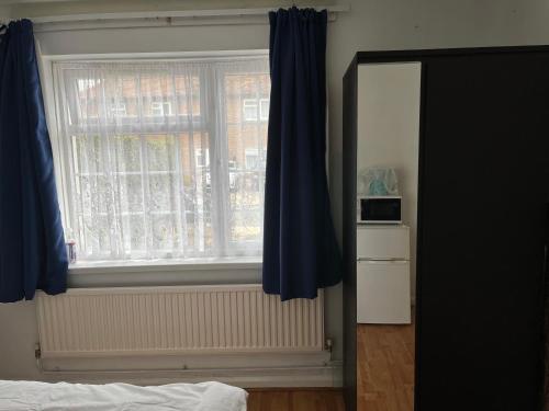 Large Double Bedroom with free on site parking in Kingston upon Thames