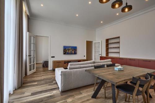 1 king bed, 1 sofa bed