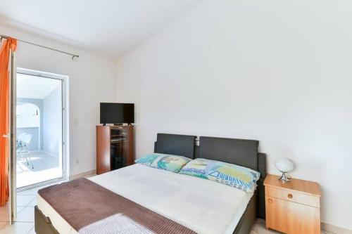 One-Bedroom Apartment with Terrace image 5