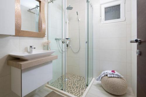 Two-Bedroom Apartment with Terrace and Sea View image 5